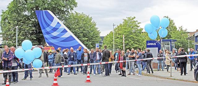 Mussten hinter der Absperrung bleiben: Unzählige Airbus-Mitarbeiter kämpfen um ihre Arbeitsplätze. Bei der Demonstration vor dem Werkstor am Stader Standort kamen mehr als die genehmigten 400 Teilnehmer | Foto: jab