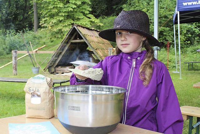 Lotte (7) aus Hamburg macht Sauerteigbrötchen | Foto: as