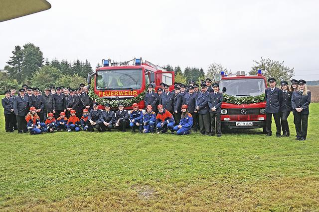 Die Feuerwehr Appel mit Gästen bei der Fahrzeugübergabe im Jahr 2017 | Foto: Meyer / Feuerwehr Appel