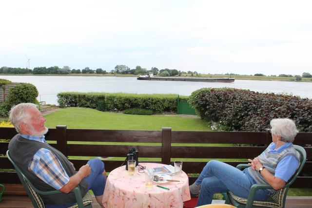 Im Sommer findet das Leben weitestgehend auf der Veranda und im Garten statt. Immer dabei: das Fernglas, um Tiere und Binnenschiffe beobachten zu können  | Foto: as
