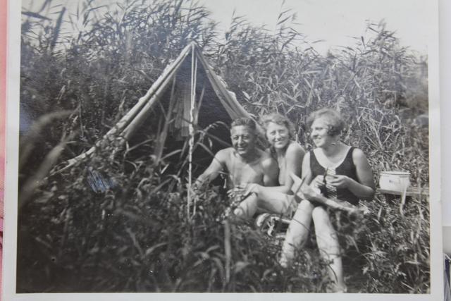 Die Eltern von Heike Müller, Heinrich (v. li.) und Klärchen, haben schon 1932 mit einer Freundin in Over im Schilf gezeltet | Foto: Müller