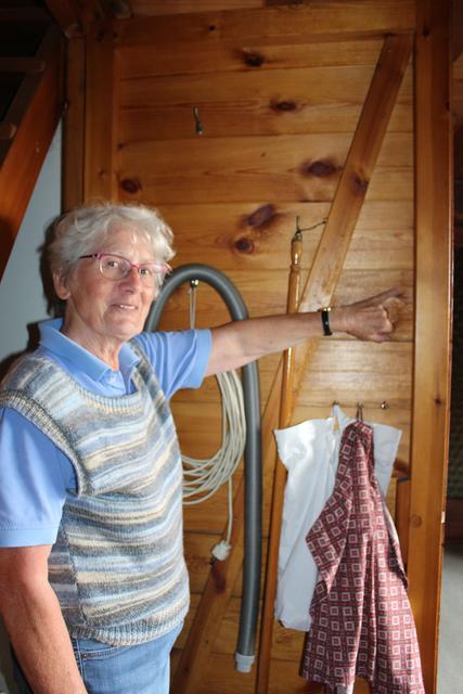 Bis hierhin stand im "Erdgeschoss" des Freienhauses bei Sturmfluten schon das Wasser, zeigt Heike Müller | Foto: as