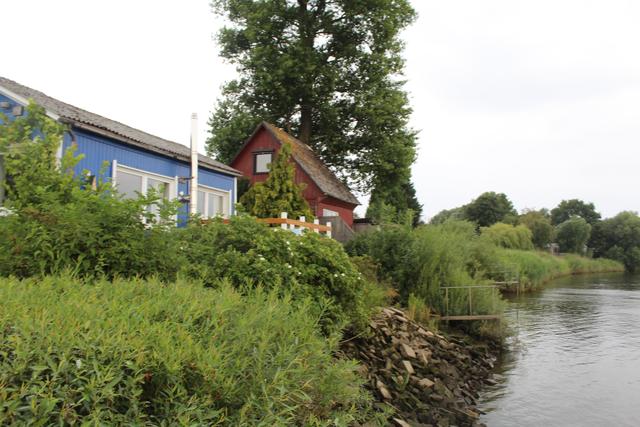 Die Wochenendhäuser liegen idyllisch direkt an der Elbe