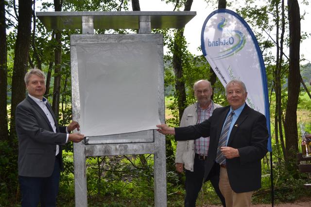 Enthüllten die Infotafel: Tostedts Samtgemeinde-Bürgermeister Dr. Peter Dörsam (li.) und Claus List, Vorsitzender der AG Osteland (re.) | Foto: bim