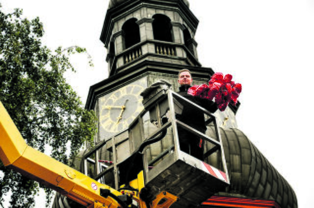 Steffen Böhl konnte die Folienballons in Herzform aus dem Baum entfernen | Foto: Stadt Stade
