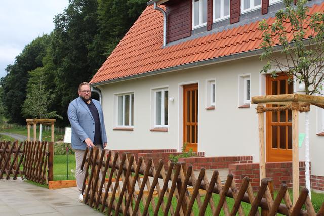 Museumsdirektor Stefan Zimmermann vor dem neu eröffneten Siedlungsdoppelhaus