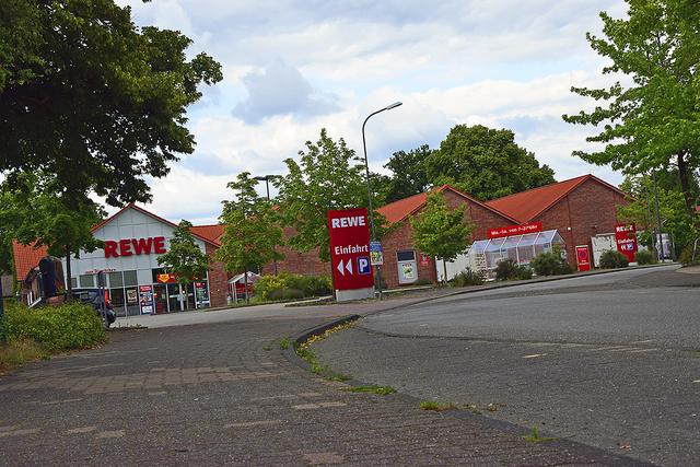 Ab Montag, 20. Juli, beginnen vor dem Rewe-Markt an der Schulstraße Instandsetzungsarbeiten an der Fahrbahn