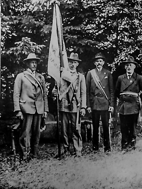 Die Gründung fand am 16. März 1924 statt. Das Bild zeigt die Fahnenweihe