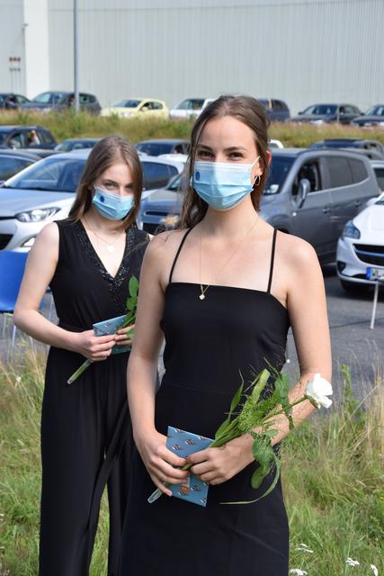 Die Jahrgangsbesten: Sarah Euhus (vorne) und Finnja Kahnert | Foto: ts