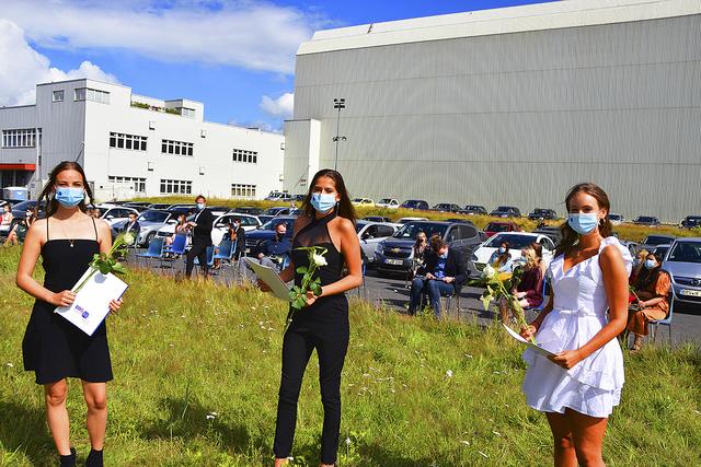 Die Abiturientinnen Sarah Euhus (v. li.), Jette Hadenfeldt und Nelli van Elling mit Zeugnisurkunde und Rose | Foto: ts