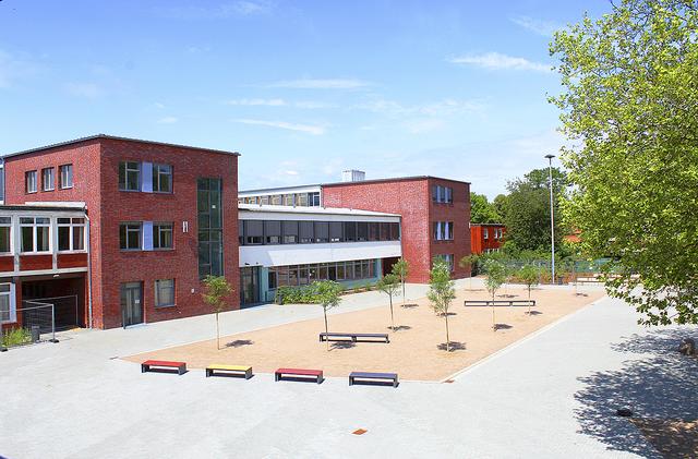 Der Schulhof wurde nahezu komplett neu angelegt und mit jungen Bäumen bepflanzt | Foto: sb