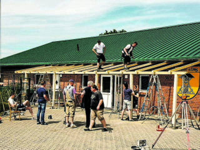 2017 wurde das neue Vordach für die Schützenhalle in Eigenregie gebaut  | Foto: SV Nenndorf