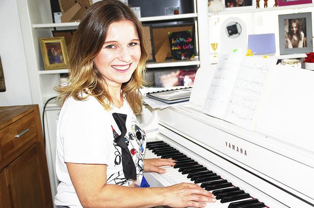 Nadine Sieben in ihrem Element am Klavier