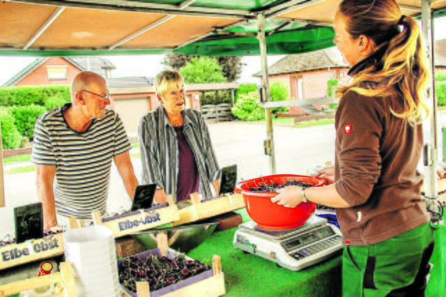 Rainer und Editha Broy aus Sottrum gehören zu den Stammkunden, die die Qualität der Altländer Kirschen zu schätzen wissen