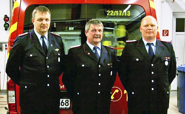 Die Führung der Feuerwehr Kakenstorf (v. li.): der
zweite stellvertretende Ortsbrandmeister Heiko Matthies,
Ortsbrandmeister Peter Hinrichs und der stellvertretende
Ortsbrandmeister Frank Tödter | Foto: Feuerwehr Kakenstorf
