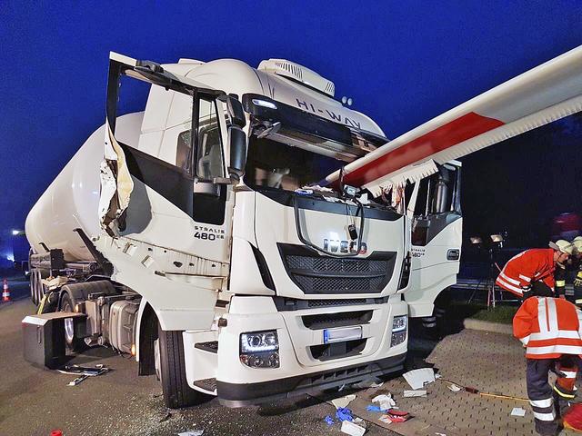 Die Feuerwehr Heidenau war auch bei diesem Verkehrsunfall auf der Autobahn im Einsatz, bei dem sich ein Windkraftanlagen-Flügelin die Fahrerkabine eines Lkw gebohrt hatte | Foto: Feuerwehr Heidenau
