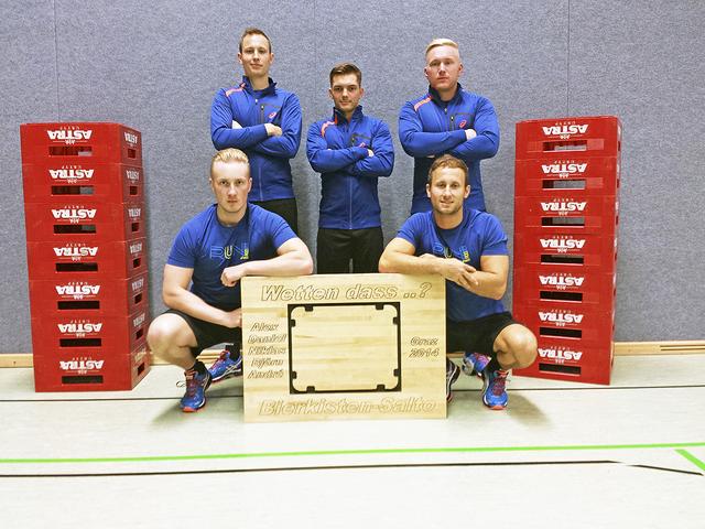 Show-erprobter Ausnahmeathlet: Im Jahr 2014 trat Alexander Vogt (vorne re.) mit Unterstützung seiner Vereinskameraden ( v. li.) Björn Grützmacher, Daniel Vogt, Niklas Käppeler und Andre Ahrens mit einer spektakulären Bierkasten-Wette bei "Wetten, dass ...?" auf | Foto: Vogt