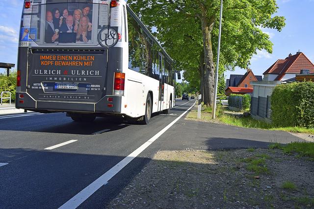 Erlaubt, aber nur wenn breite Fahrzeuge entgegenkommen und kein Radfahrer gefährdet wird: Ein Linienbus überfährt auf der Winsener Landstraße den Schutzstreifen | Foto: ts