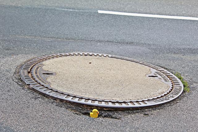 Auch inmitten der Straße ist die Fahrbahn rund um die Gullideckel mehrere Zentimeter abgesackt