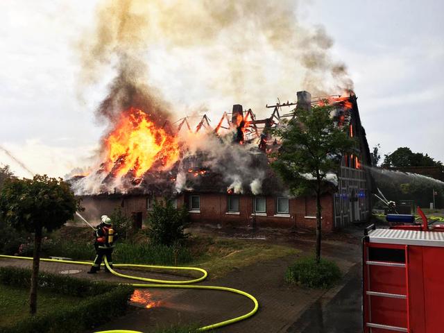 Das bisher letzte Großfeuer war der Brand des Reetdachhauses am Westerladekop nach einem Blitzeinschlag am 4. Juni | Foto: FFW Jork