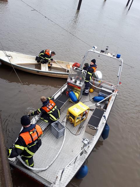 Ein Boot ist mit Wasser vollgelaufen - die Freiwillige Feuerwehr hilft | Foto: FFW Jork