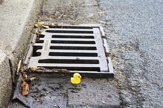 Die Gossen sind abgesackt, das Wasser muss sich am Gulli erst drei Zentimeter hoch stauen, bevor es abfließen kann