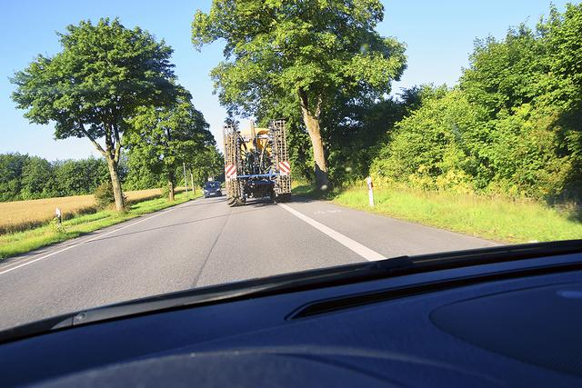 Nicht erlaubt: Der sperrige Transporter weicht auf den Radfahrstreifen an der Bremer Straße in Nenndorf aus
