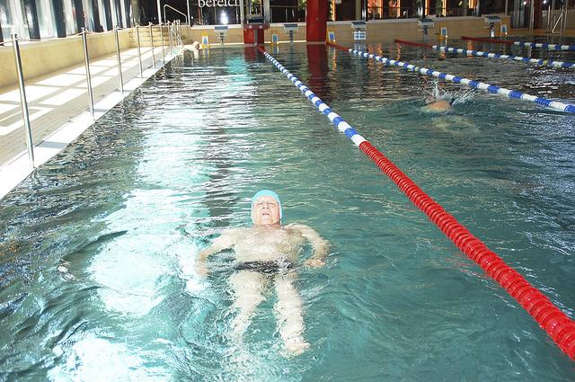 Peter Feddersen genießt mit seiner Ehefrau die Schwimmzeit. Die beiden seitlichen Bahnen wurden eigens für Paare breiter angelegt