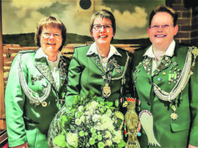 Damenkönigin Marietta Tolzin (Mitte) mit ihren Adjutantinnen Birgit Schröder (li.) und Angelika Lemke gehen in die Verlängerung | Foto: mum/Ines Westphalen