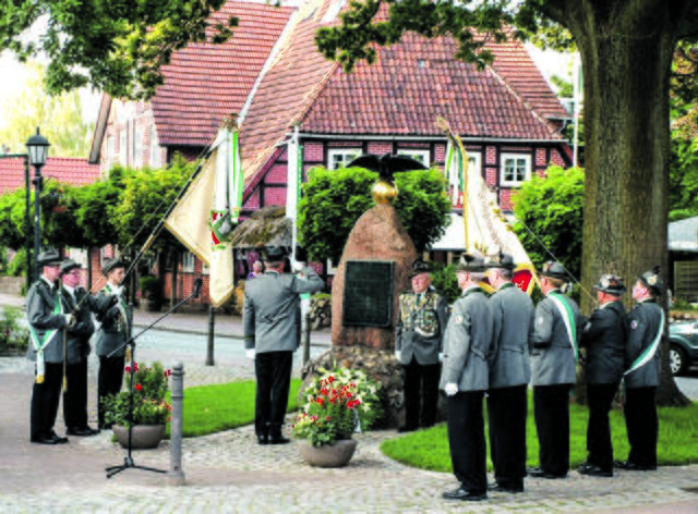 Am Freitag legten die Mitglieder des Schützenvereins einen Kranz am Ehrenmal nieder | Foto: mum/Ines Westphalen