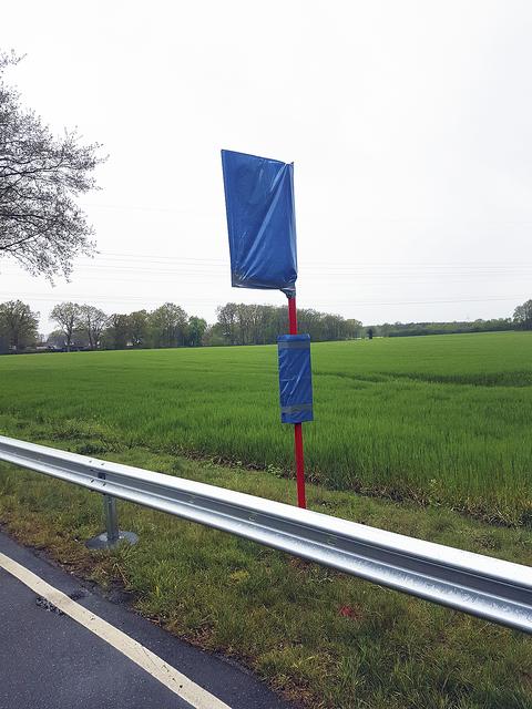 An der Bushaltestelle "Rade/Emsener Weg" hat die Baufirma aufgrund eines Baumes in der neben der Haltestelle liegenden Einmündung die Leitplanke weitergeführt und dabei den Zugang zur Haltestelle versperrt