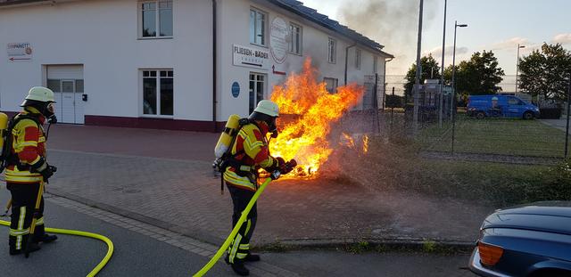 Die Feuerwehr Maschen war im Brunskamp in Maschen im Einsatz, um dieses Feuer zu löschen