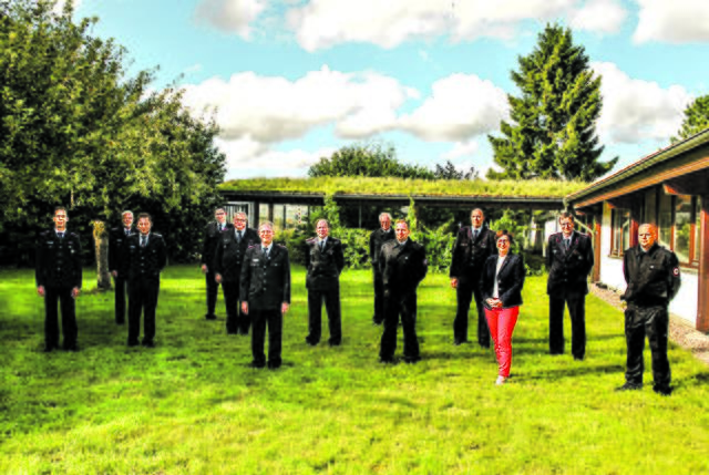 Die neu ernannten Ehrenbeamten der Freiwilligen Feuerwehren mit ihrer Chefin, 
Bürgermeisterin Katja Oldenburg-Schmidt | Foto: Hansestadt Buxtehude