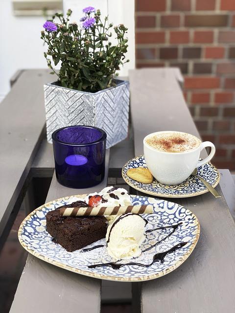 Köstlich: Schokokuchen mit Eis und einem Cappuccino 
ist eine von vielen möglichen Spezialitäten, mit denen das Team seine Gäste verwöhnt | Foto: Märchenhaft