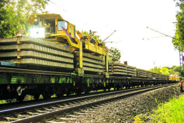Die rund 140 Meter lange Gleisbaumaschine hat eine Motorengesamtleistung von über 2.400 Kilowatt | Foto: sla