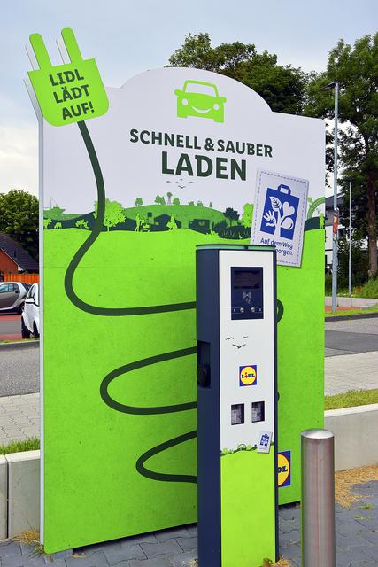 Seltenes Bild: eine Stromladesäule in Seevetal, hier bei Lidl in Fleestedt