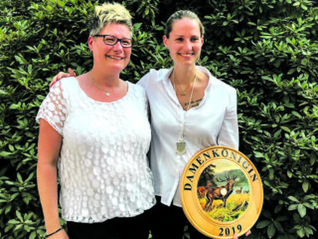 Damenkönigin Annkathrin Hackenbroich (re.) bleibt mit Adjutantin Anja Hackenbroich noch ein Jahr im Amt