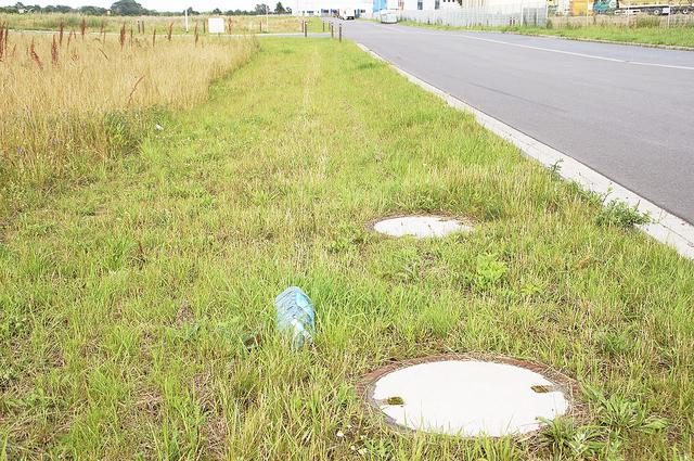 Der Grünstreifen wird vom Bauhof gemäht