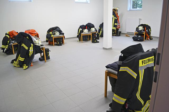 Blick in den neuen Umkleideraum der Feuerwehrmänner