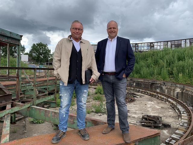 Projektleiter Thorsten Dohse (li.) und "BauHaus Schulz"-Inhaber Matthias Schulz stehen auf der historischen Drehscheibe, von der aus die Lokomotiven in den Ringlokschuppen (im Hintergrund) bugsiert wurden