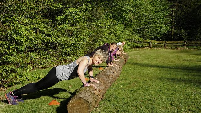 Dörthe Thom (vorn) lädt zum Outdoor-Fitness ein