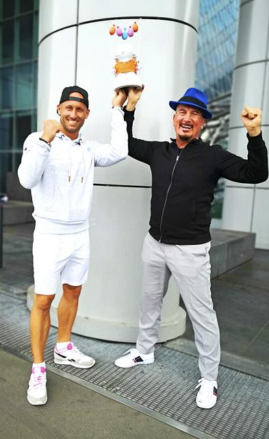 Alexander Vogt und sein Coach Joe Alexander freuen sich über den Rekord