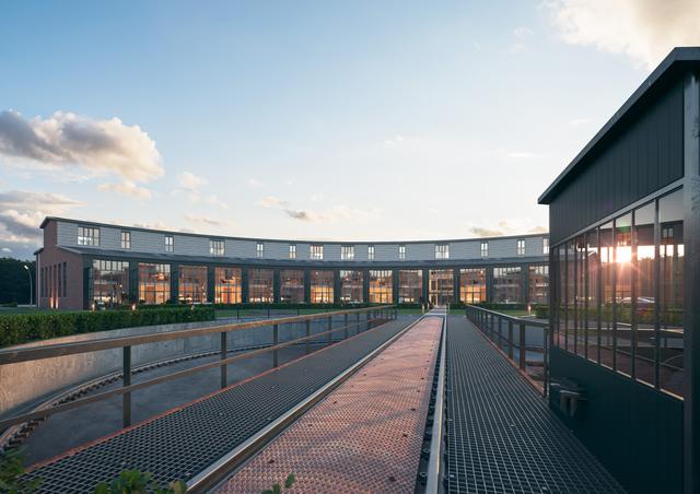 Aus einer ähnlichen Perspektive zeigt der Entwurf den Blick auf den Lokschuppen. Die Drehscheibe soll als Denkmal und Hingucker erhalten bleiben