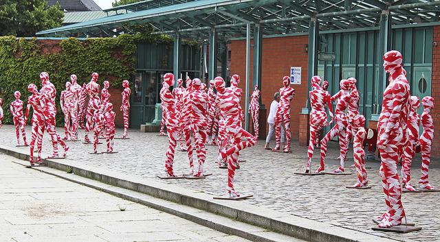 Die Puppen sind allesamt mit rot-weißem Band umwickelt