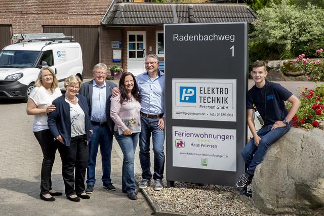 Elektrotechnik Petersen ist ein echter Familienbetrieb (v. li.): Ines Ferck, Christel und Hans-Peter Petersen, Susanne Petersen-Ahlers, Armin und David Ahlers | Foto: Christina Opeldus