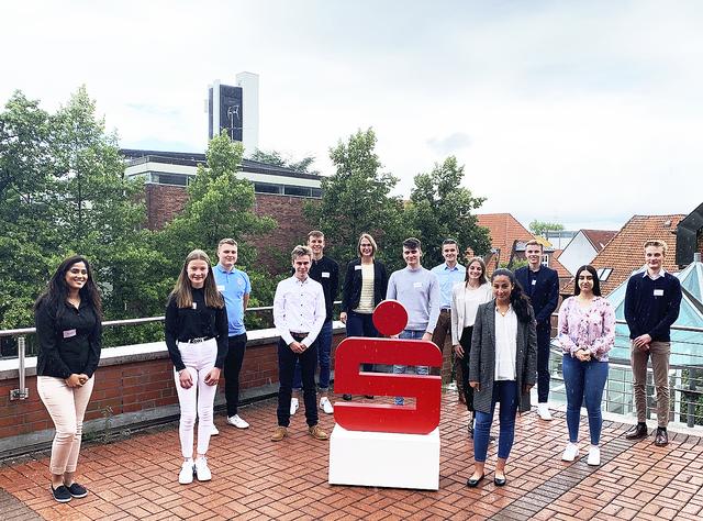 Personalreferentin Laura Niebuhr (hinten Mitte) und Pia-Feline Bätz von der JAV der Sparkasse  (5. v. r.) führten die angehenden Azubis durch den Kennenlerntag  | Foto: Sparkasse Harburg-Buxtehude