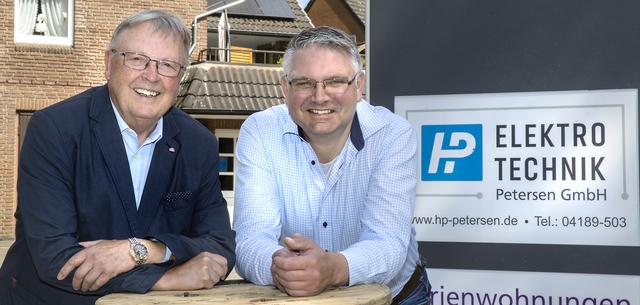 Hans-Peter Petersen (li.) hat die Geschäftsführung seines Betriebs an Schwiegersohn Armin Ahlers weitergegeben | Foto: Christina Opeldus
