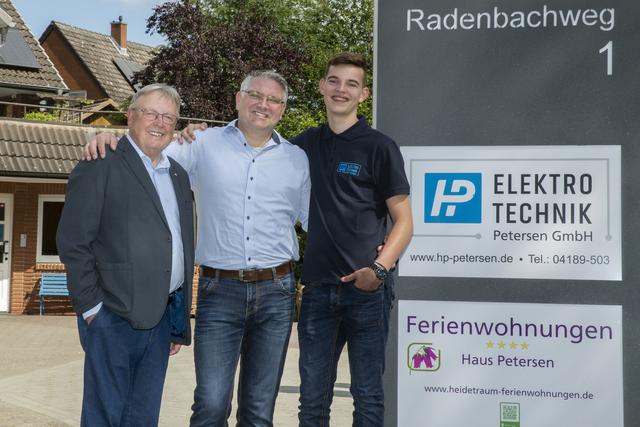 Drei Generationen vereint v. li.): Hans-Peter Petersen, Armin Ahlers und Sohn David Ahlers | Foto: Christina Opeldus