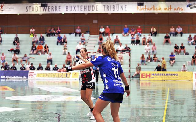 Natalie Axmann von den "Luchsen" im Ballbesitz. Auf der Tribüne sitzen die Zuschauer mit dem vorgeschriebenen Sicherheitsabstand. Wer einen Platz zugewiesen bekam, durfte diesen während des Spiels nicht verlassen | Foto: cc