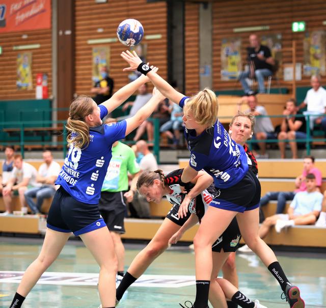 Auch in der Partie gegen den BSV (in blau) musste sich Aufsteiger HL Buchholz 08-Rosengarten an die neue Härte in der ersten Liga erst gewöhnen | Foto: cc